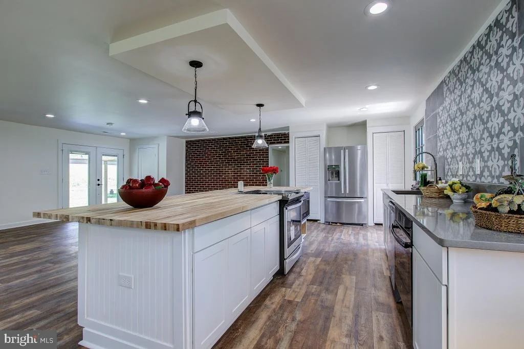 Photo of 8022 BOLIVAR ROAD