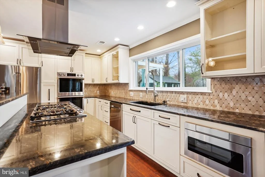 Photo of 5514 INVERCHAPEL ROAD