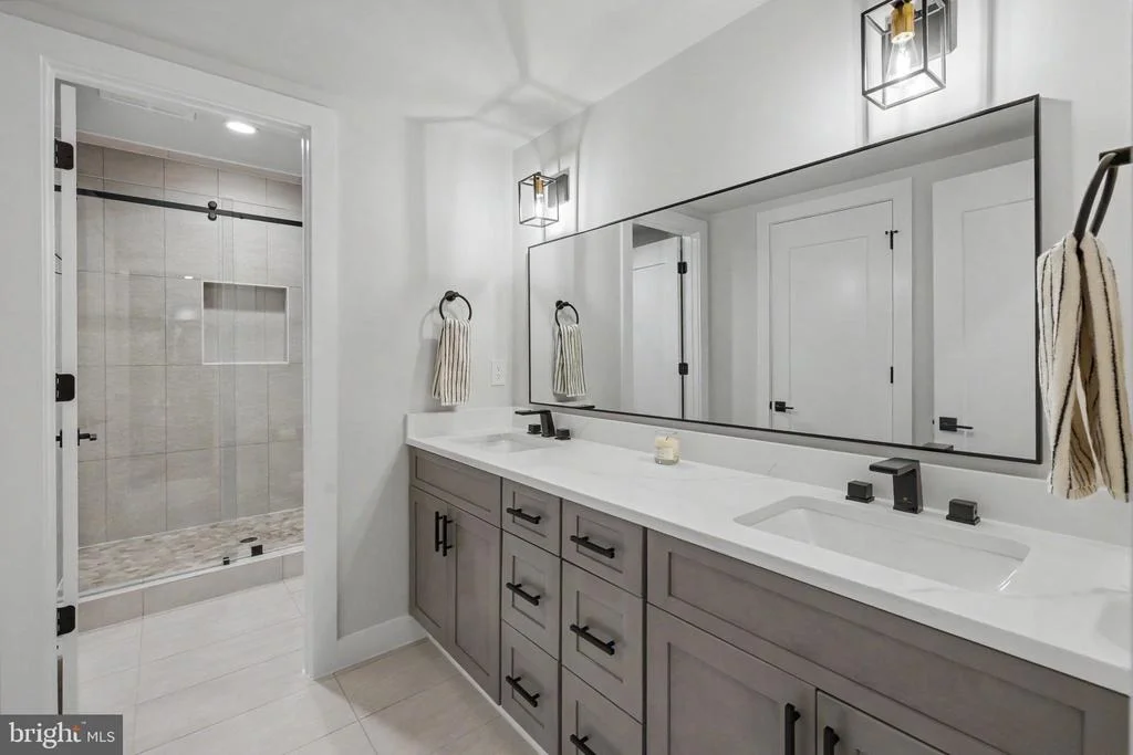 Photo of 952 WALKER ROAD