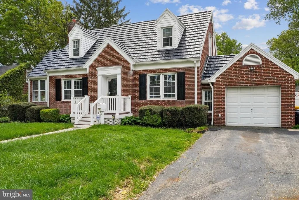 Photo of 527 FOREST VIEW ROAD