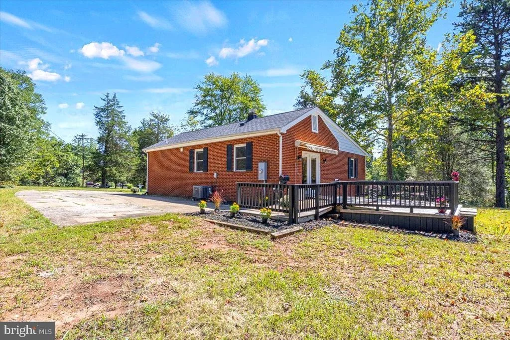 Photo of 1042 GEORGE JAMES LOOP