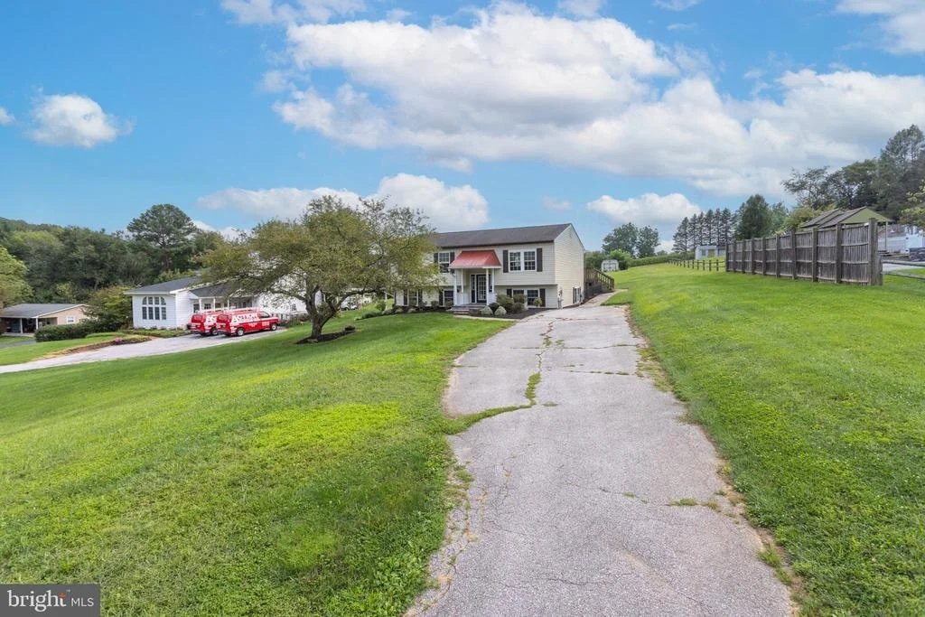 Photo of 805 ROLLING RIDGE DRIVE