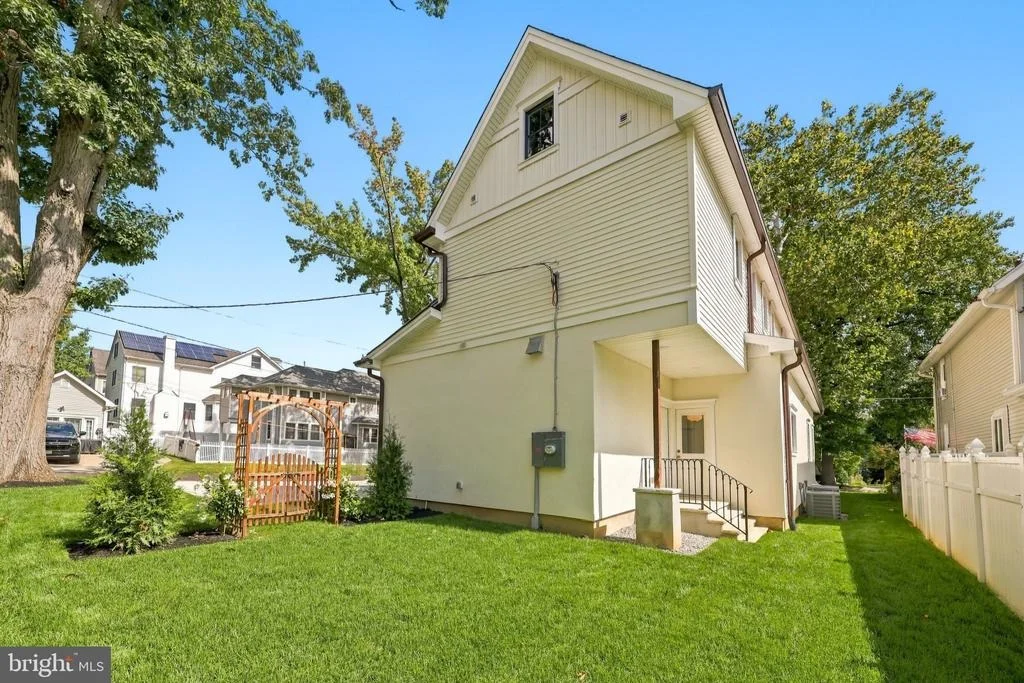 Photo of 230 E SUMMIT AVENUE
