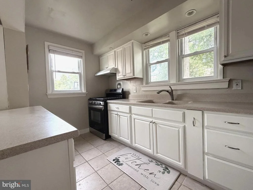 Photo of 6011 EASTERN PARKWAY