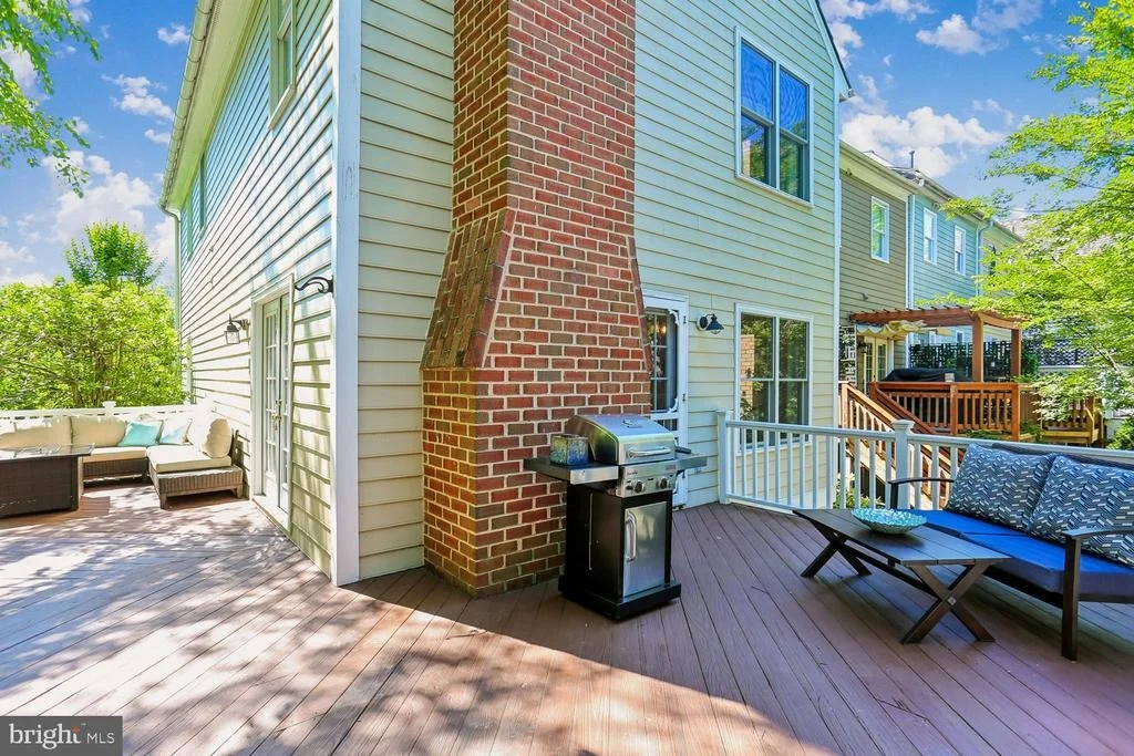 Photo of 465 TSCHIFFELY SQUARE ROAD