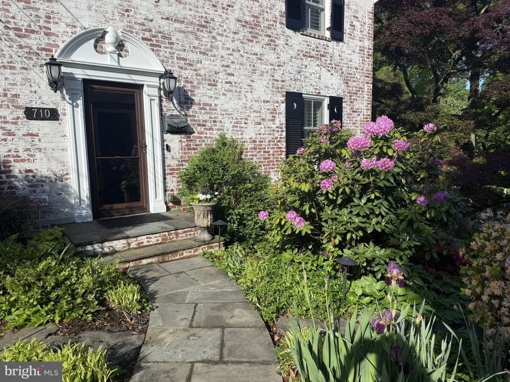 Photo of 710 WOODSIDE PARKWAY