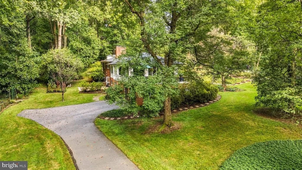 Photo of 9233 FARNSWORTH DRIVE