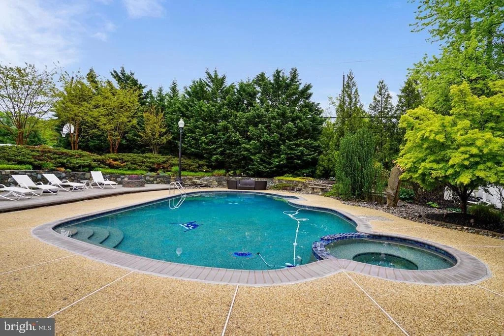 Photo of 6 CRESTVIEW COURT