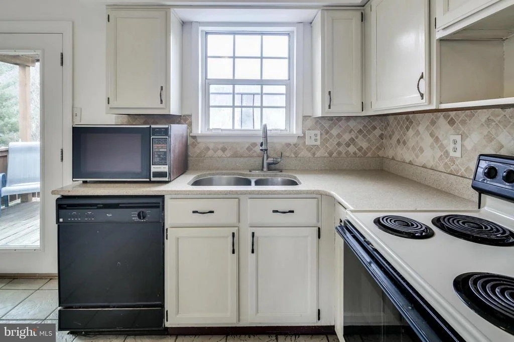 Photo of 1596 SMILEY DRIVE