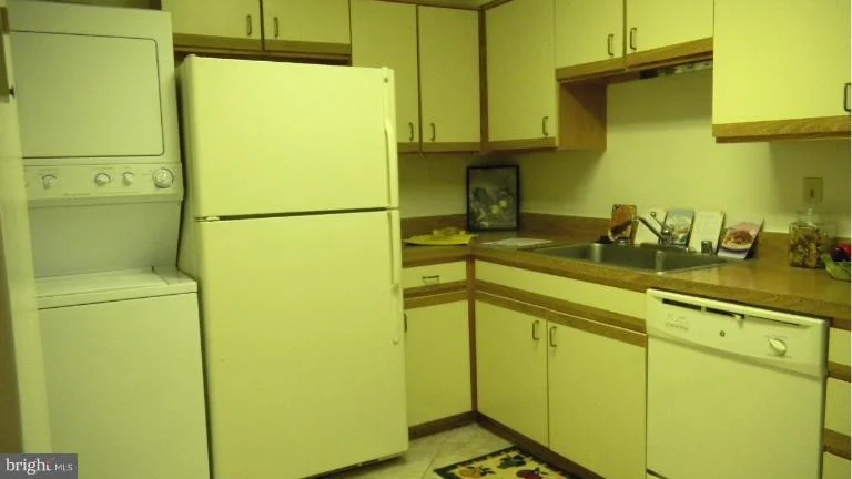 Photo of Unit 3608 at 15115 INTERLACHEN DRIVE
