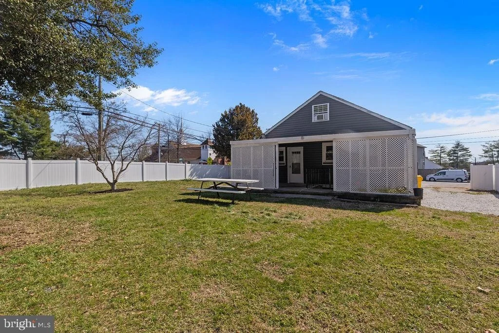 Photo of 8489 ARBUTUS ROAD