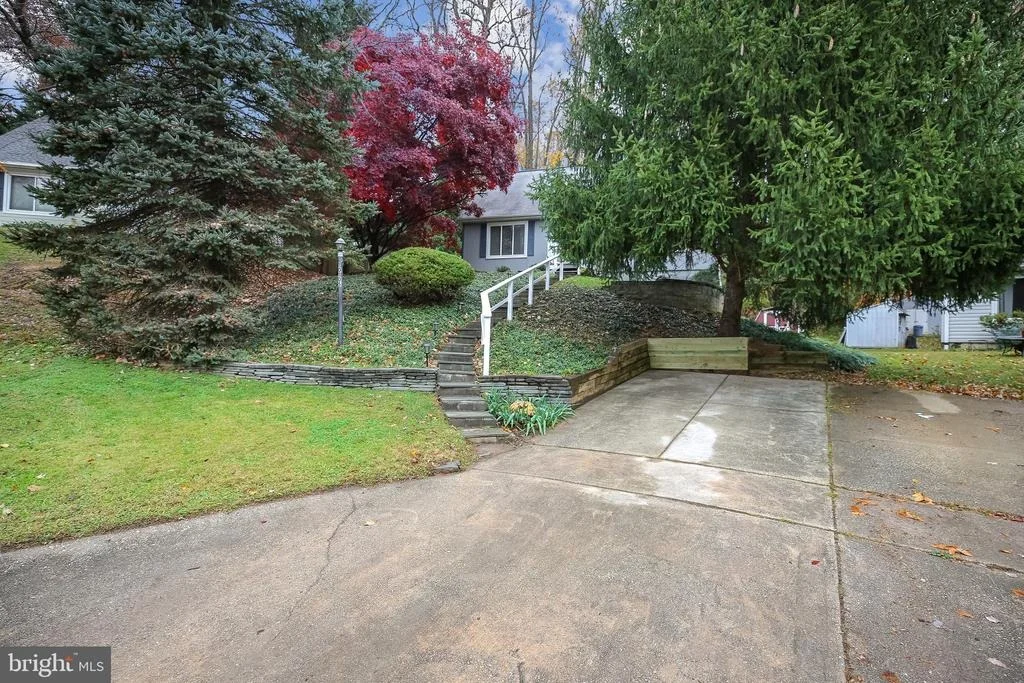 Photo of 10105 MEREDITH AVENUE