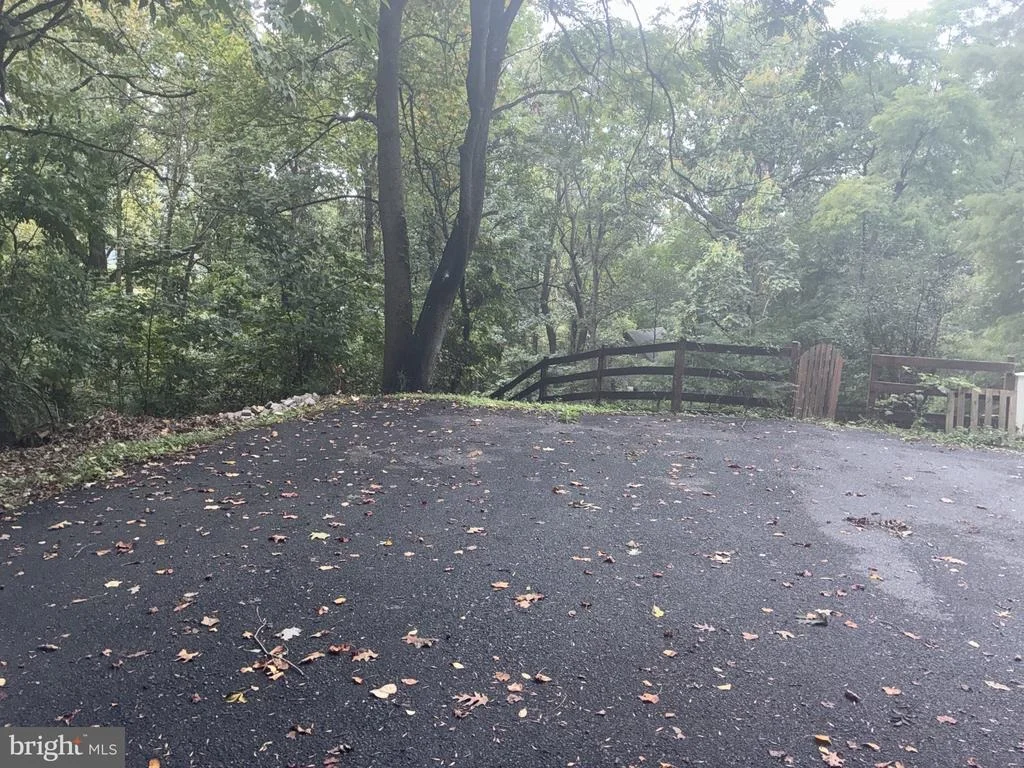Photo of 542 JONATHAN ROAD