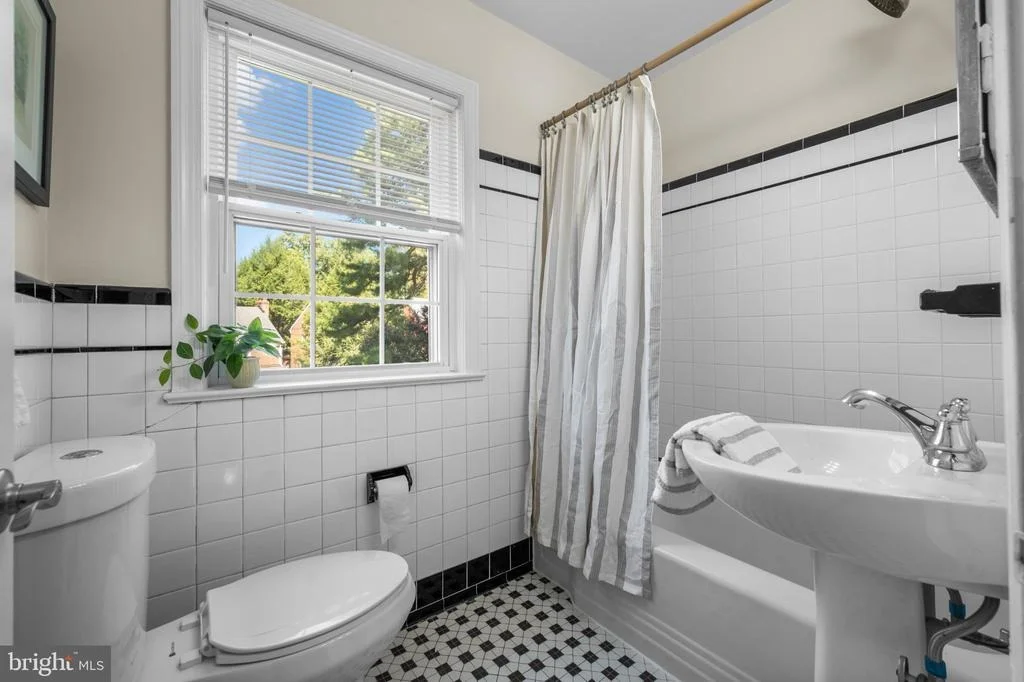 Photo of 1667 PRIMROSE ROAD NW
