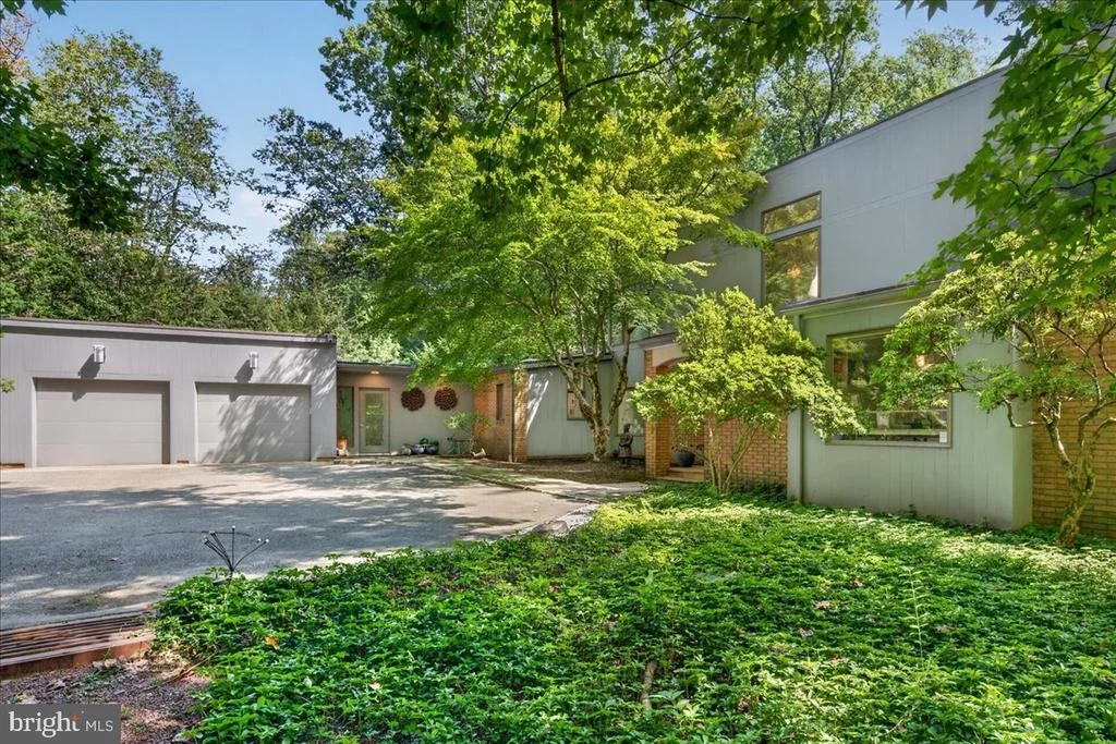 Photo of 24 WHITE OAK DRIVE