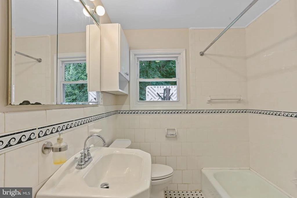 Photo of 1128 W NOLCREST DRIVE