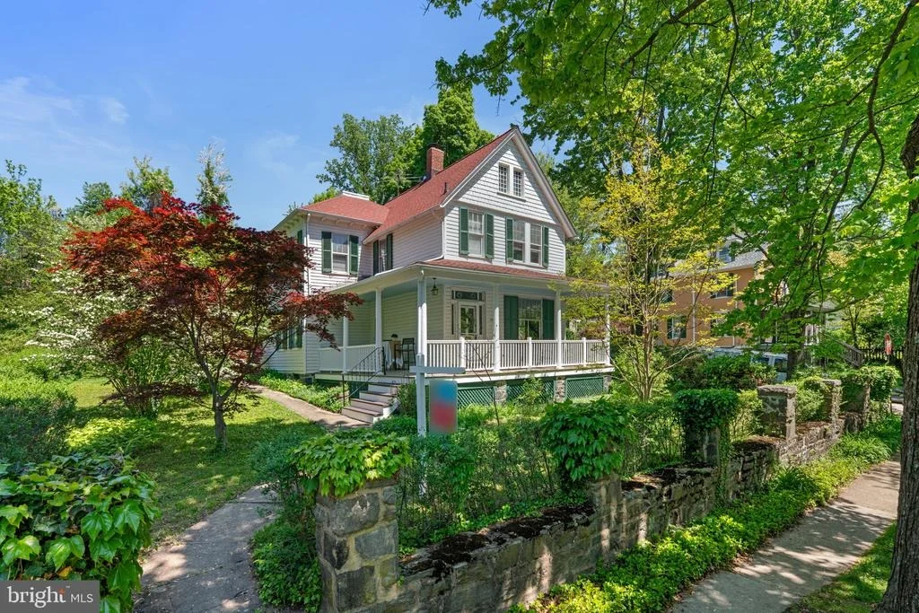 Photo of 702 DEEPDENE ROAD