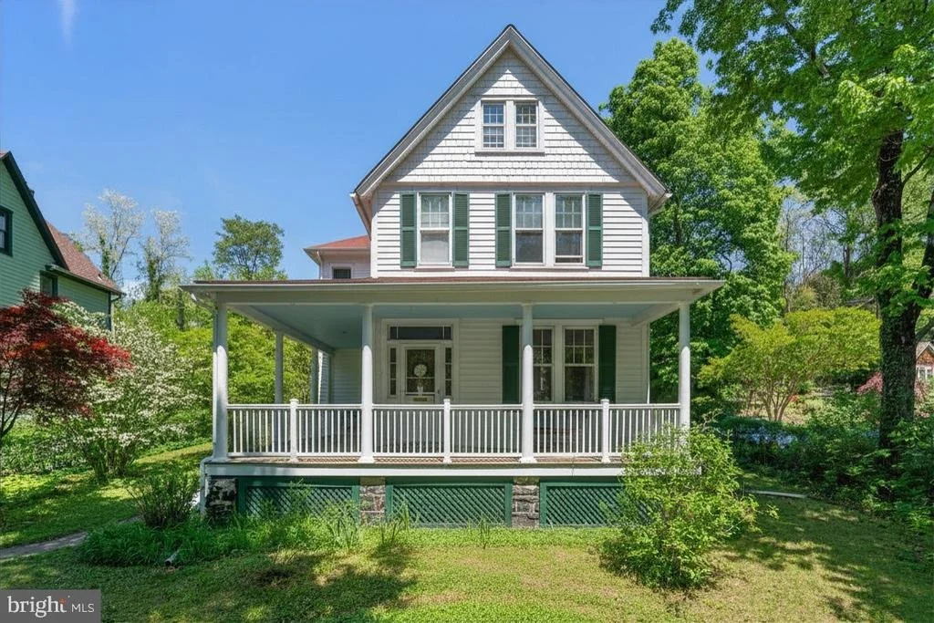 Photo of 702 DEEPDENE ROAD