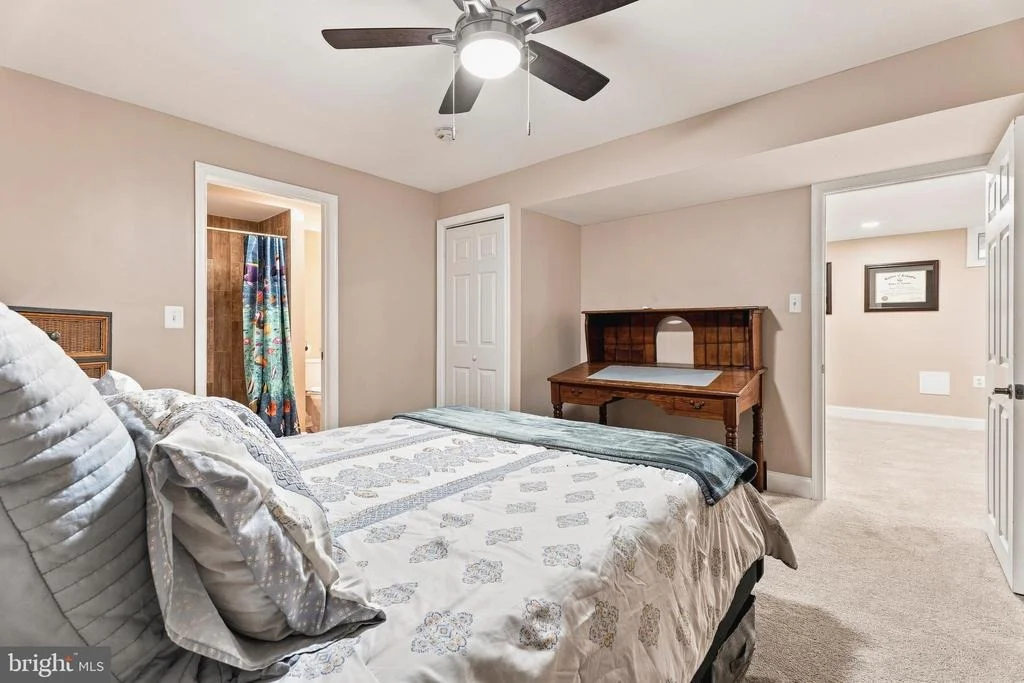 Photo of 6921 UNIVERSITY DRIVE