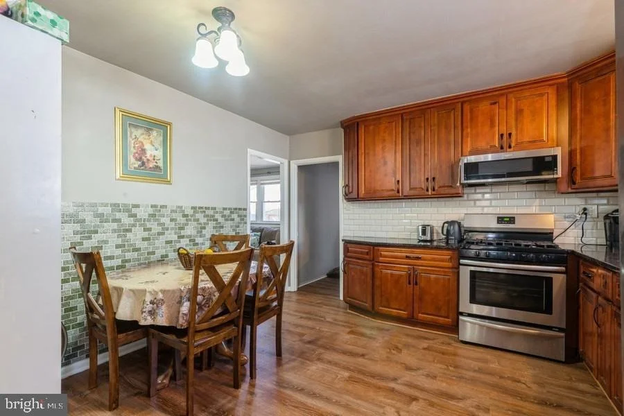 Photo of 212 3RD AVENUE W