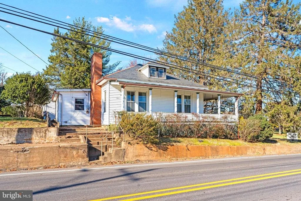 Photo of 323 MAIN