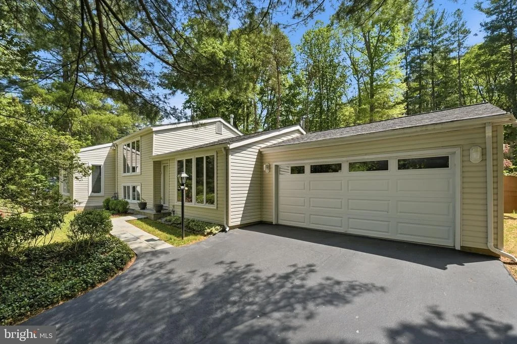 Photo of 10929 HOWLAND DRIVE