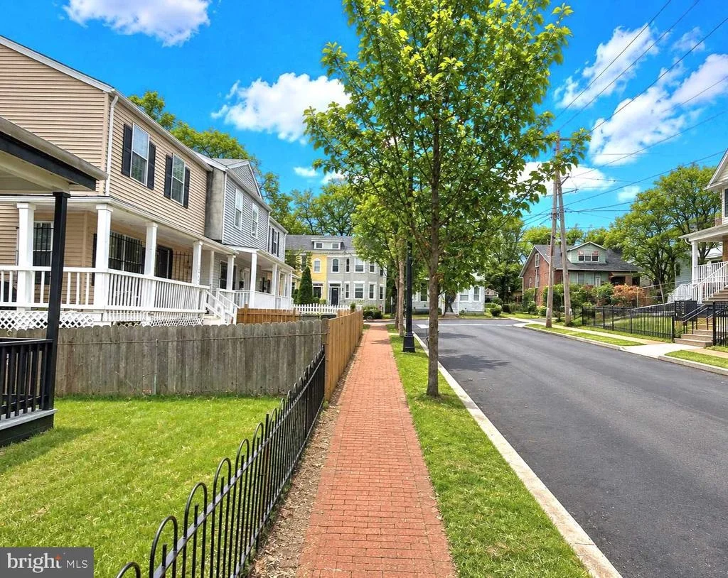 Photo of 1358 VALLEY PLACE SE