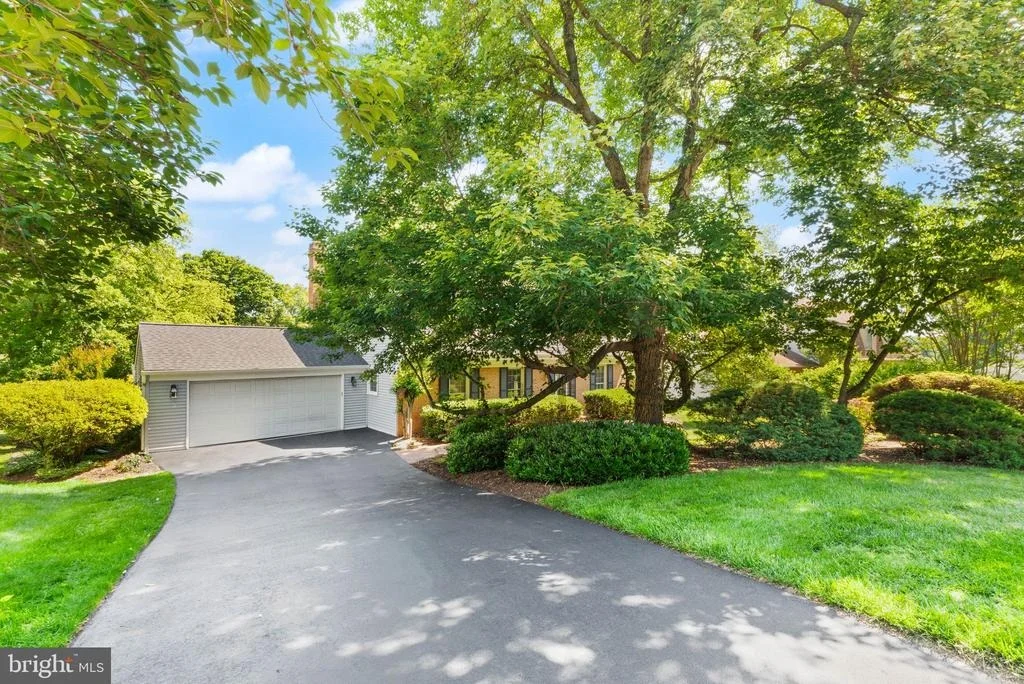 Photo of 2037 DURAND DRIVE