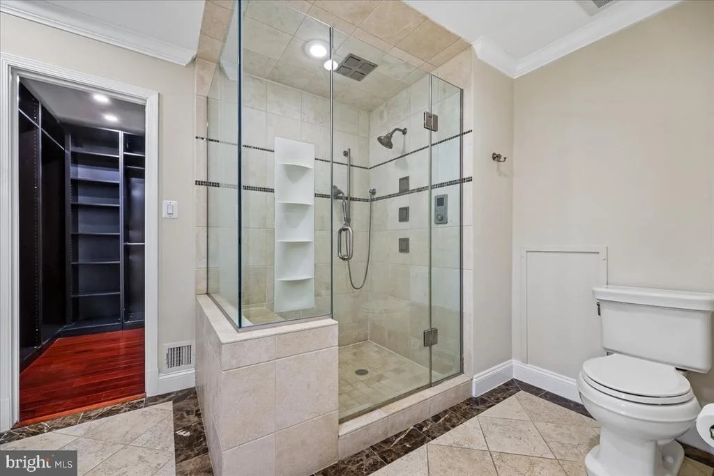 Photo of 6 CRESTVIEW COURT