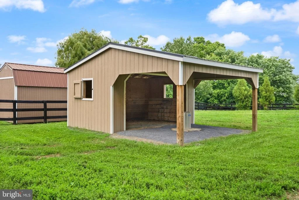 Photo of 20596 AIRMONT ROAD