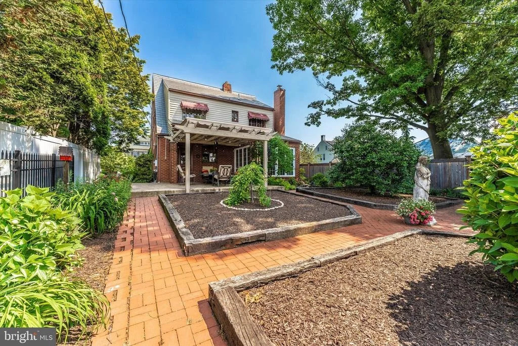 Photo of 402 W 2ND STREET