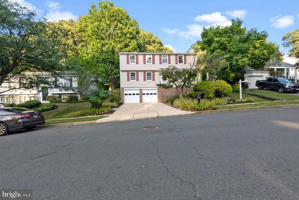 Photo of 935 MARINE DRIVE