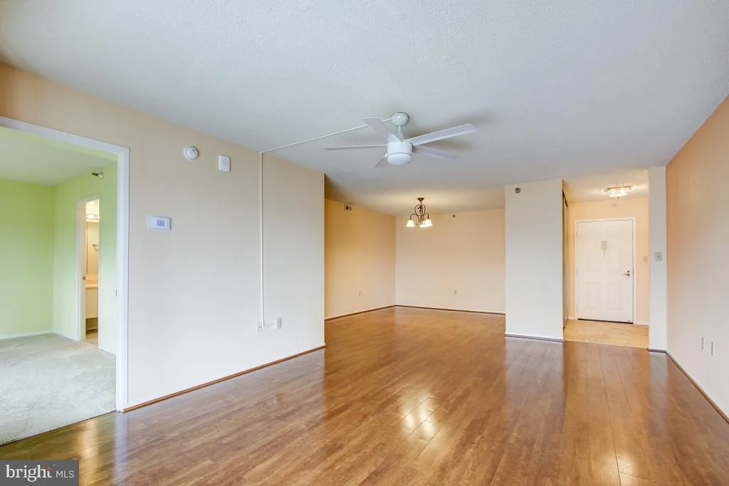 Photo of Unit 1422 at 15101 INTERLACHEN DRIVE