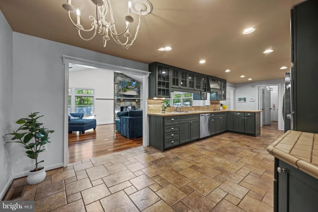 Photo of 6 STARLIGHT COURT