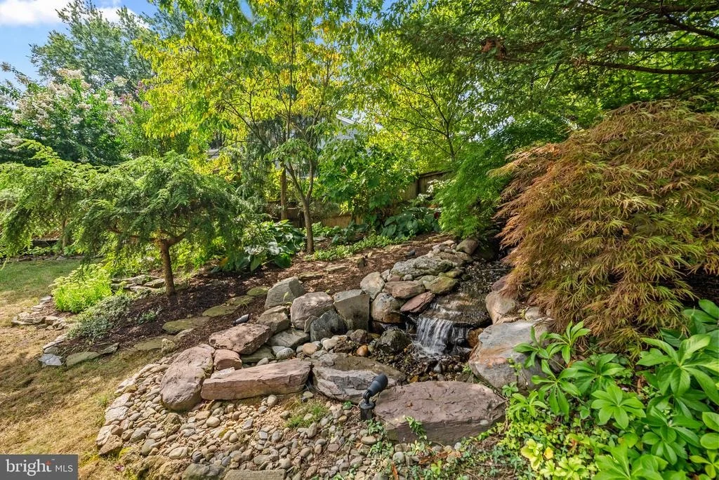 Photo of 710 WOODSIDE PARKWAY