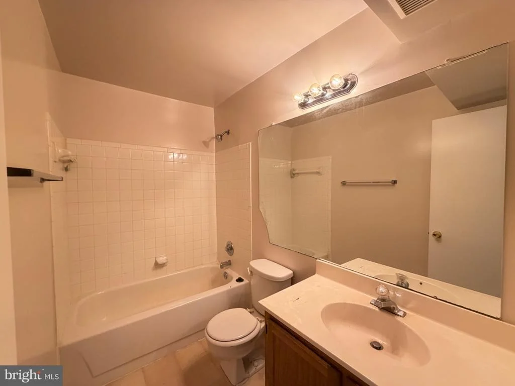 Photo of Unit 12CA at 2403 NORMANDY SQUARE PLACE