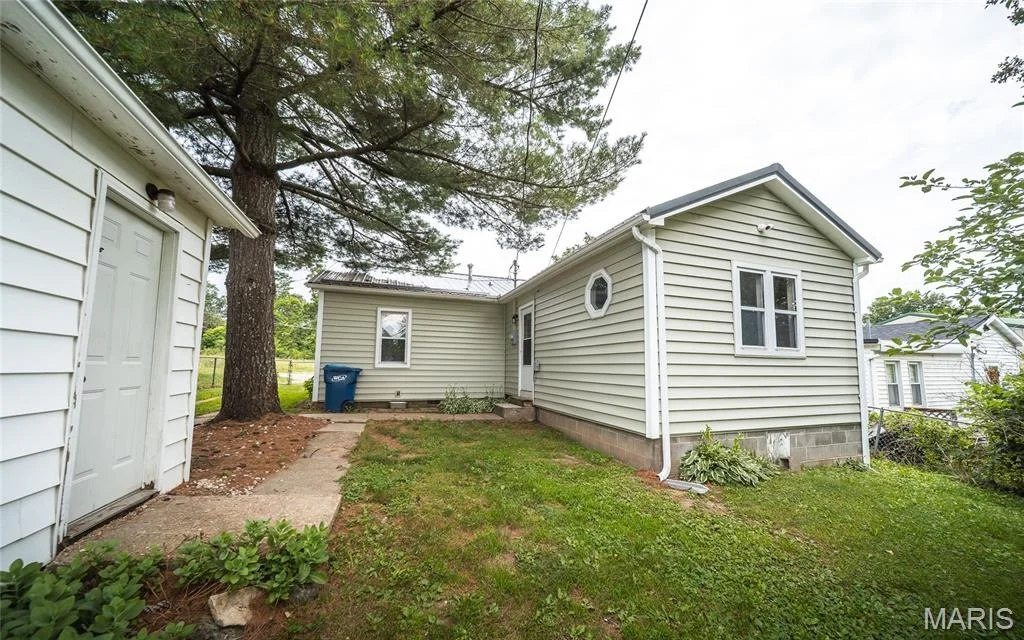 Photo of 205 Maple Street S