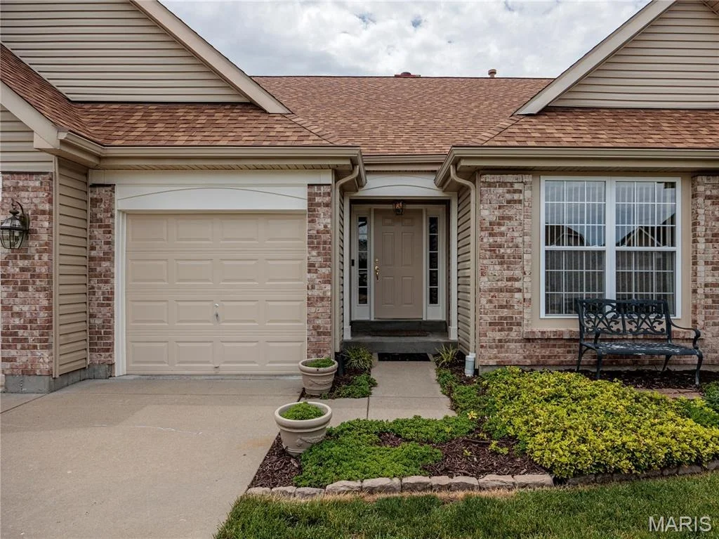 Photo of 10 MERAMEC BLUFFS Court