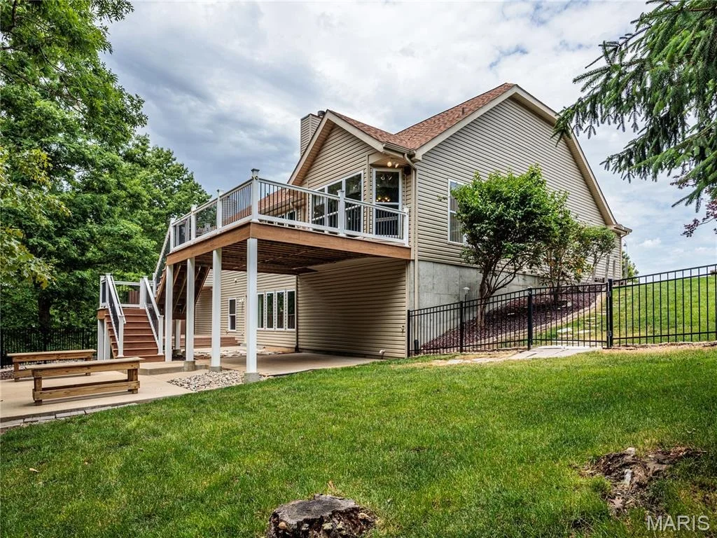 Photo of 10 MERAMEC BLUFFS Court