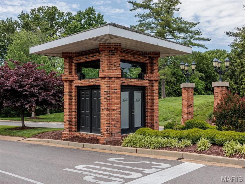 Photo of 10 MERAMEC BLUFFS Court