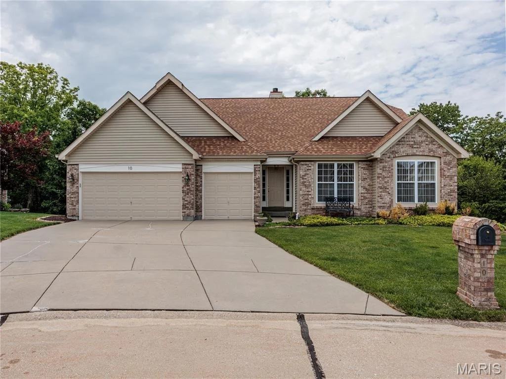 Photo of 10 MERAMEC BLUFFS Court