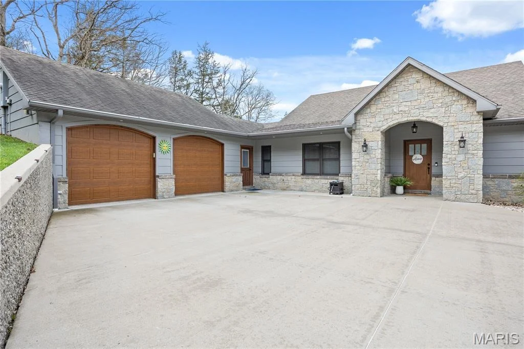 Photo of 18028 Bayview Lane