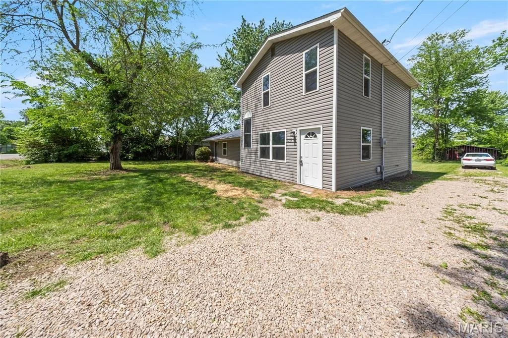 Photo of 1303 E Grand Avenue