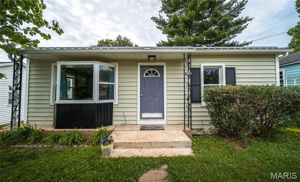Photo of 205 Maple Street S
