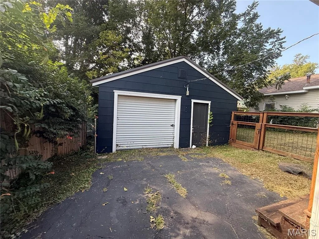 Photo of 1215 Paris Avenue
