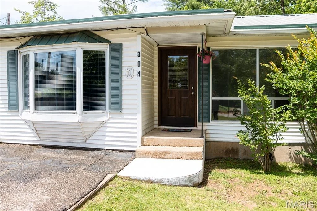 Photo of 304 W 6th Street