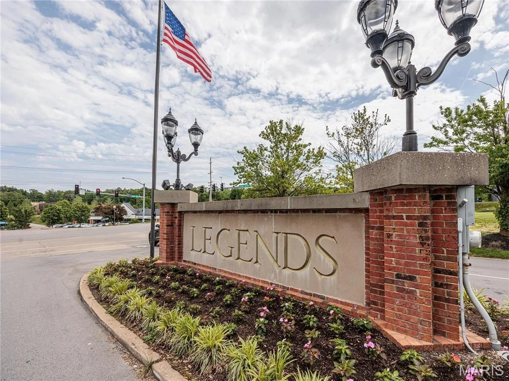 Photo of 10 MERAMEC BLUFFS Court