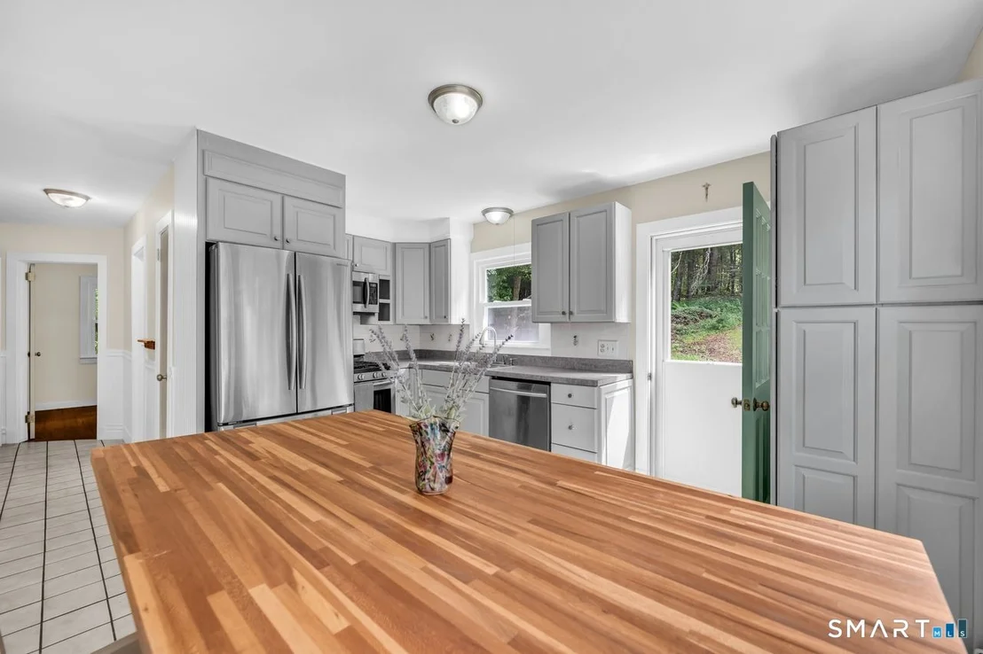 Photo of 425 Lakeside Road