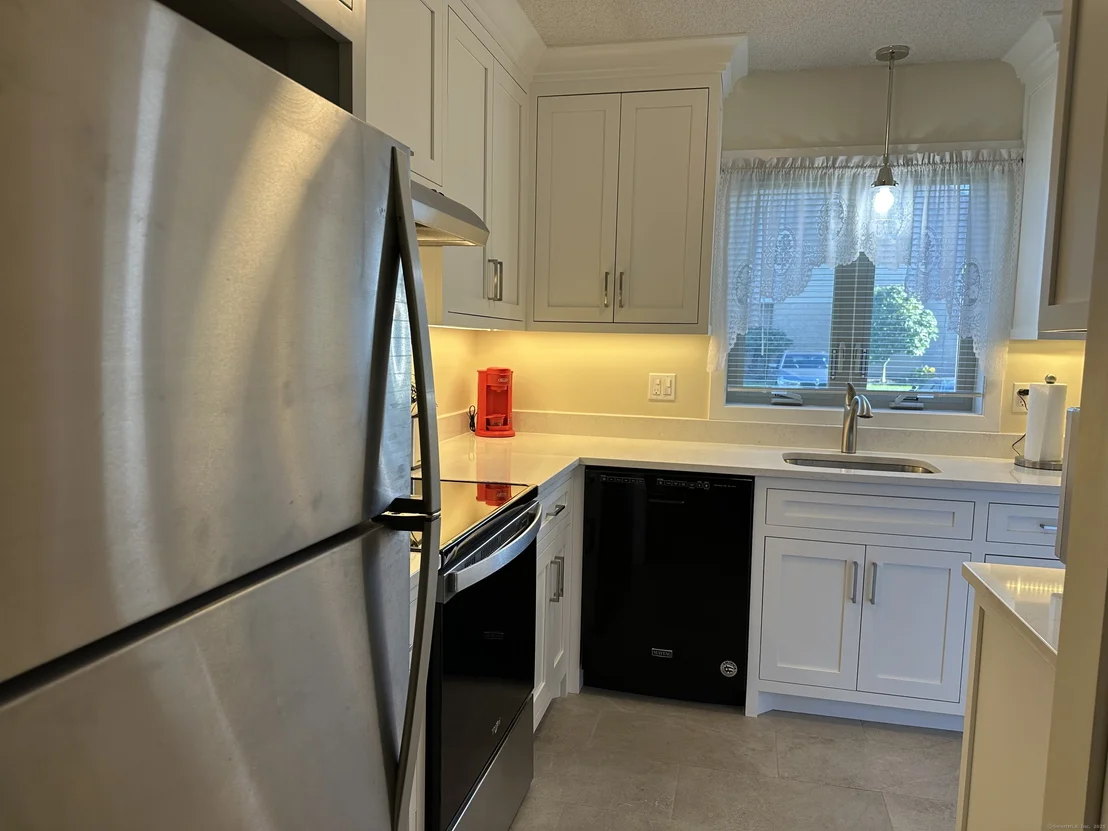 Photo of Unit APT23 at 827 Oronoke Road