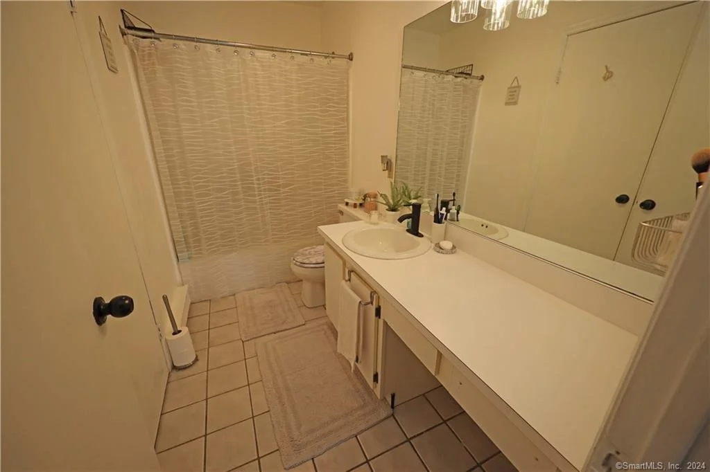 Photo of Unit 13E at 925 Oronoke Road